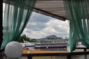 Hotel Lakada, Gribki